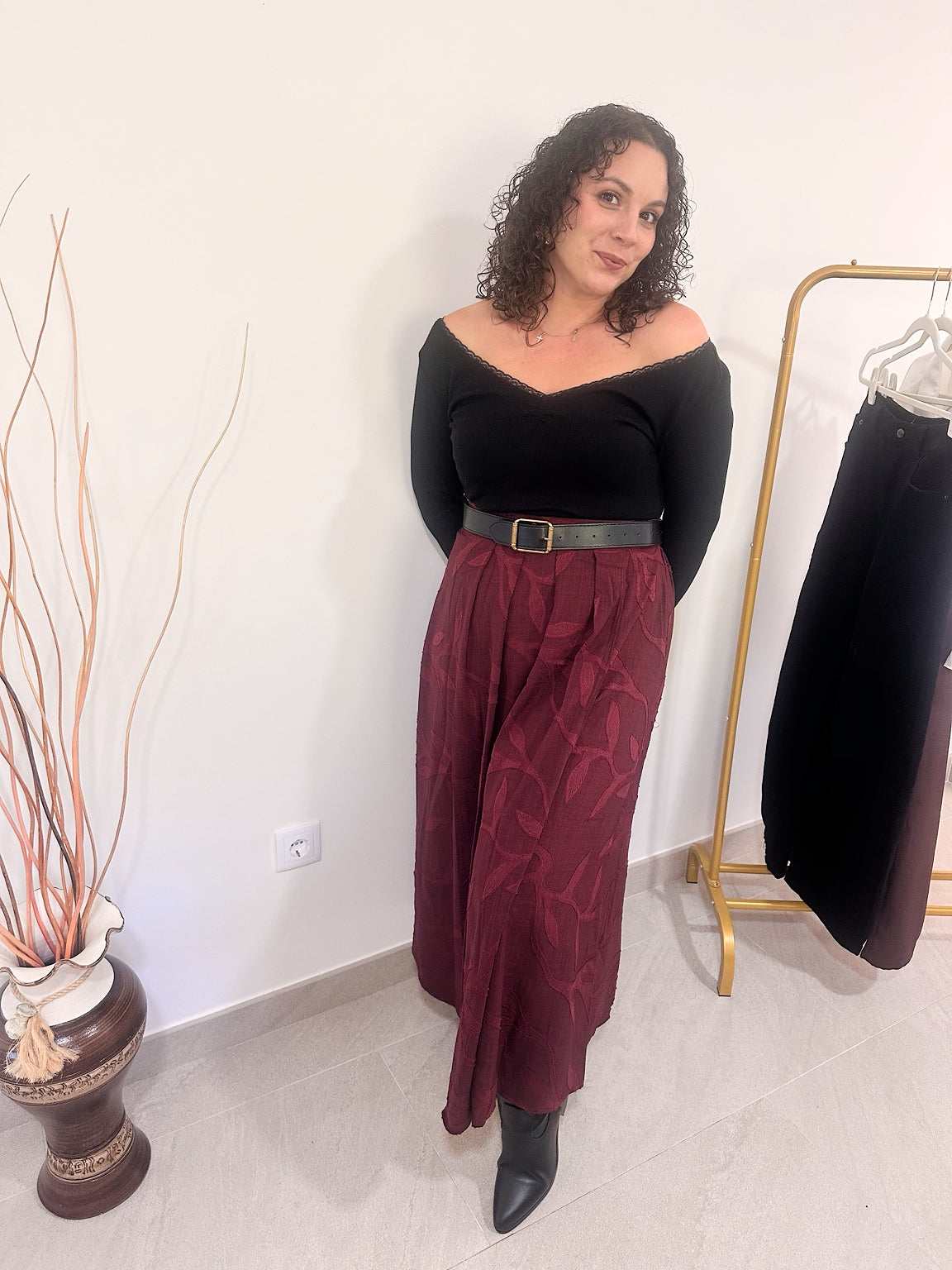 Jupe Sienna bordeaux portée de face avec un haut noir, vue en pied montrant sa coupe longue.