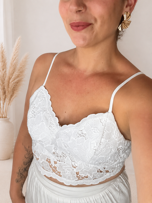 Détail du top court blanc en dentelle à décolleté cœur de l'Ensemble Bohème