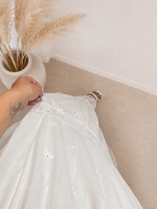 Détail des broderies ajourées et empiècements en dentelle de la Jupe Maïa blanche