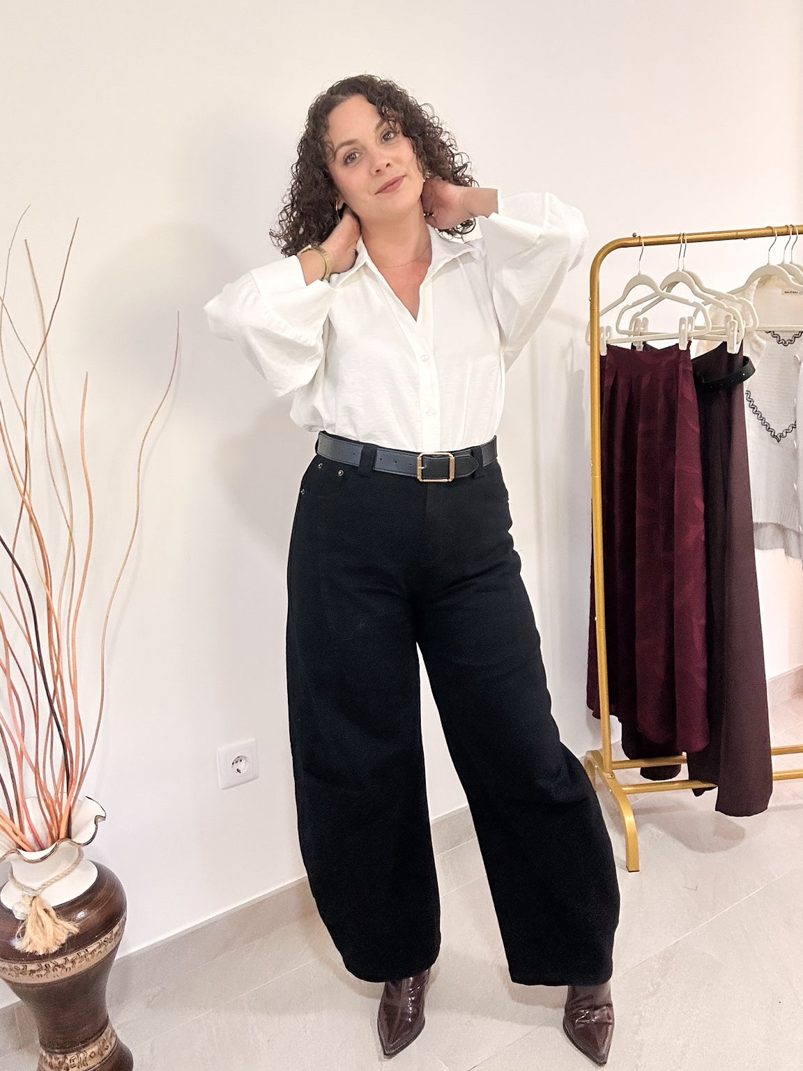 Jean Allie noir à coupe ample, porté avec une ceinture et une chemise blanche, vue de face en pied.