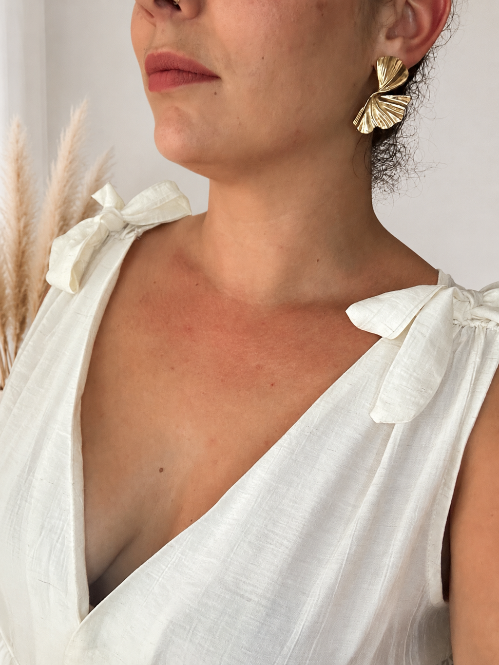Détail du décolleté en V et des bretelles nouées du Top Alva écru