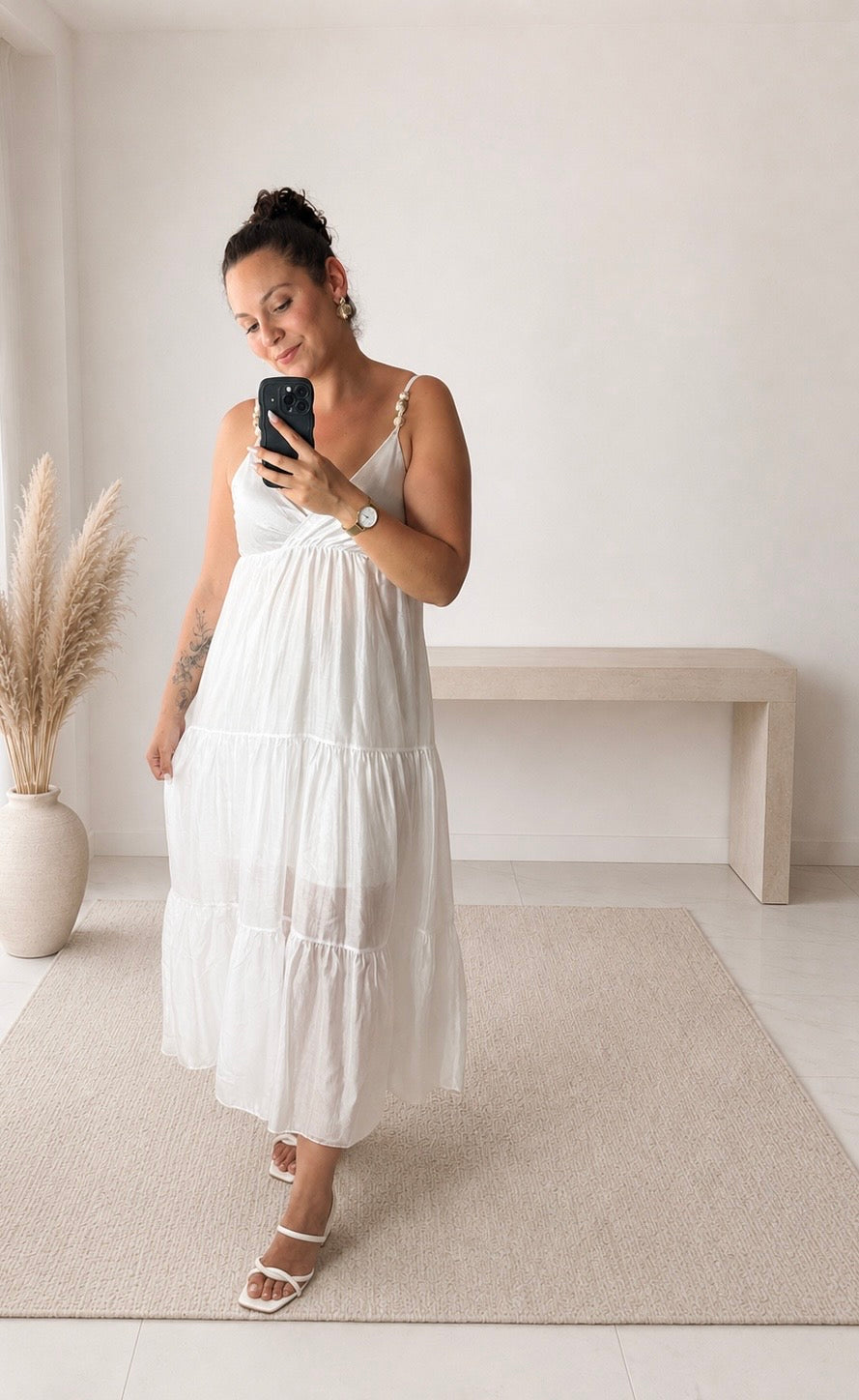 Robe longue Soléa blanche en lyocell avec décolleté en V et bretelles perlées