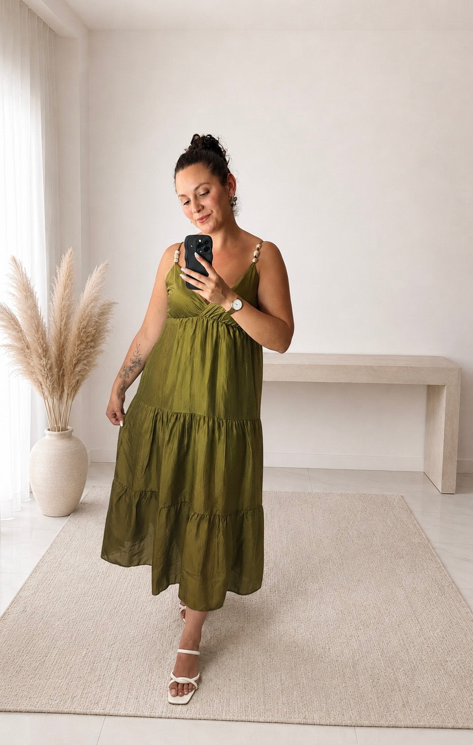 Robe longue Soléa olive en lyocell avec décolleté en V et bretelles perlées