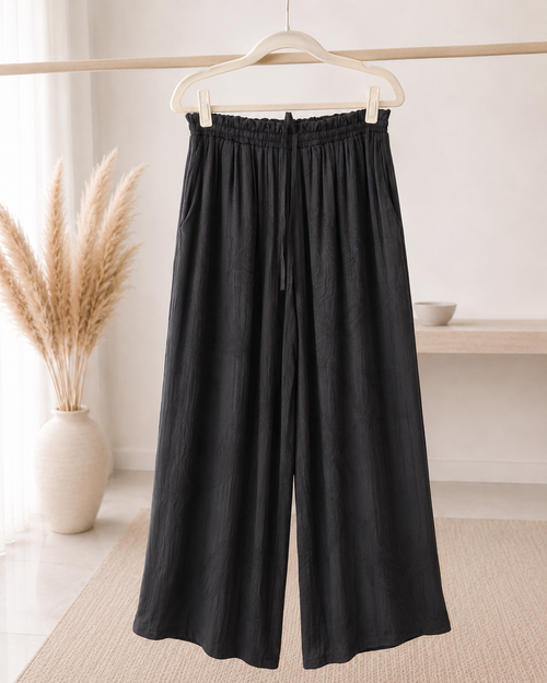 Pantalon Riviera noir fluide à jambes larges et cordon de serrage sur cintre