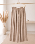 Pantalon Riviera beige fluide à jambes larges et cordon de serrage sur cintre