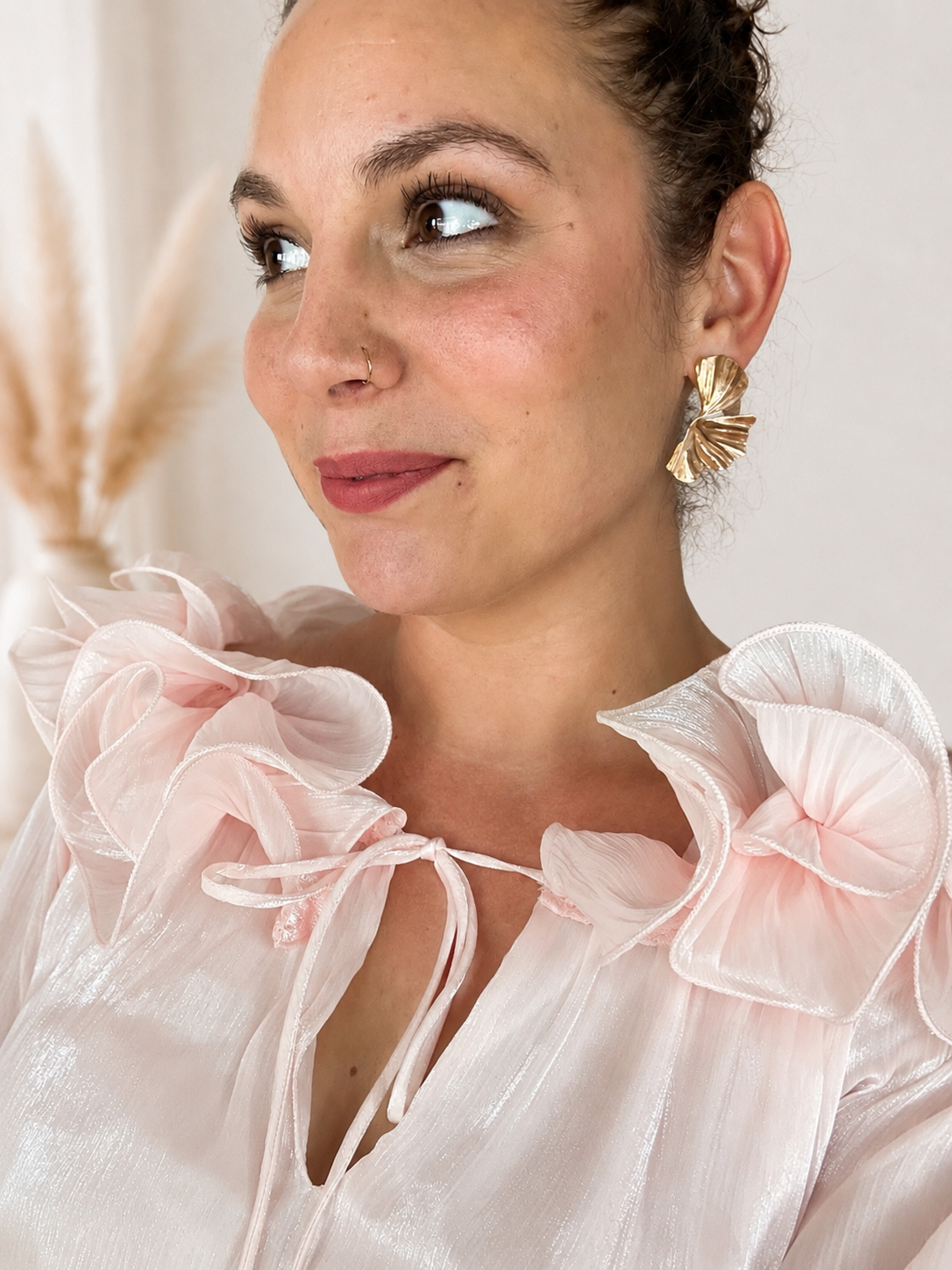Détail de l'encolure nouée et des volants du Combishort Azélie rose poudré
