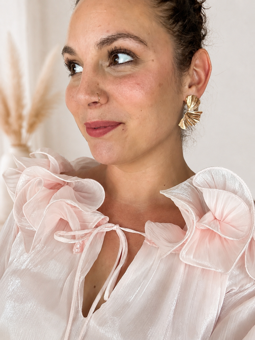 Détail de l'encolure nouée et des volants du Combishort Azélie rose poudré