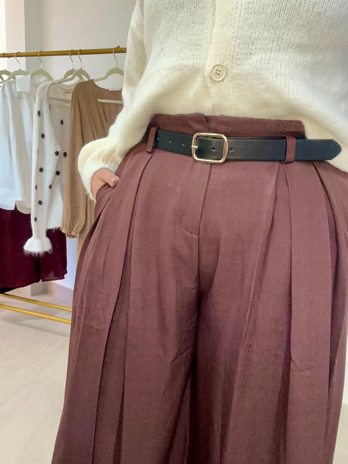 Gros plan sur la taille du pantalon Livia marron, sa ceinture et ses plis sur le devant.