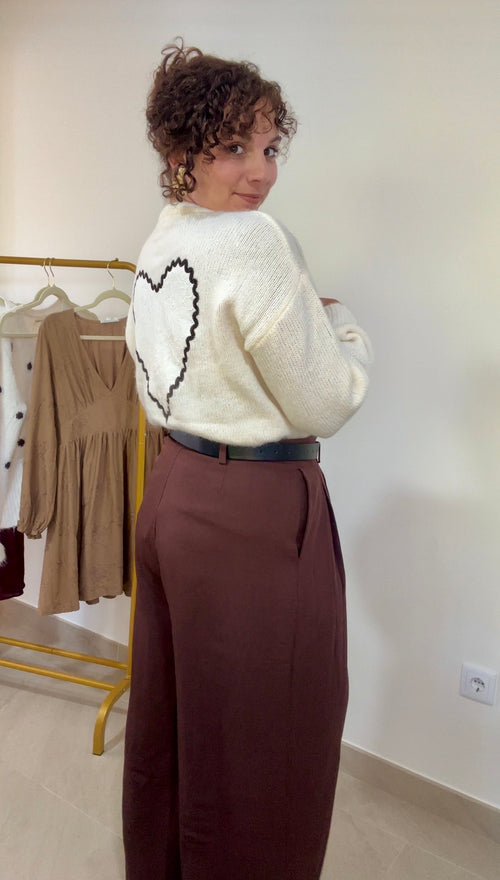 Gilet Amor beige clair porté de trois quarts dos, montrant le cœur en dentelle et les manches longues.