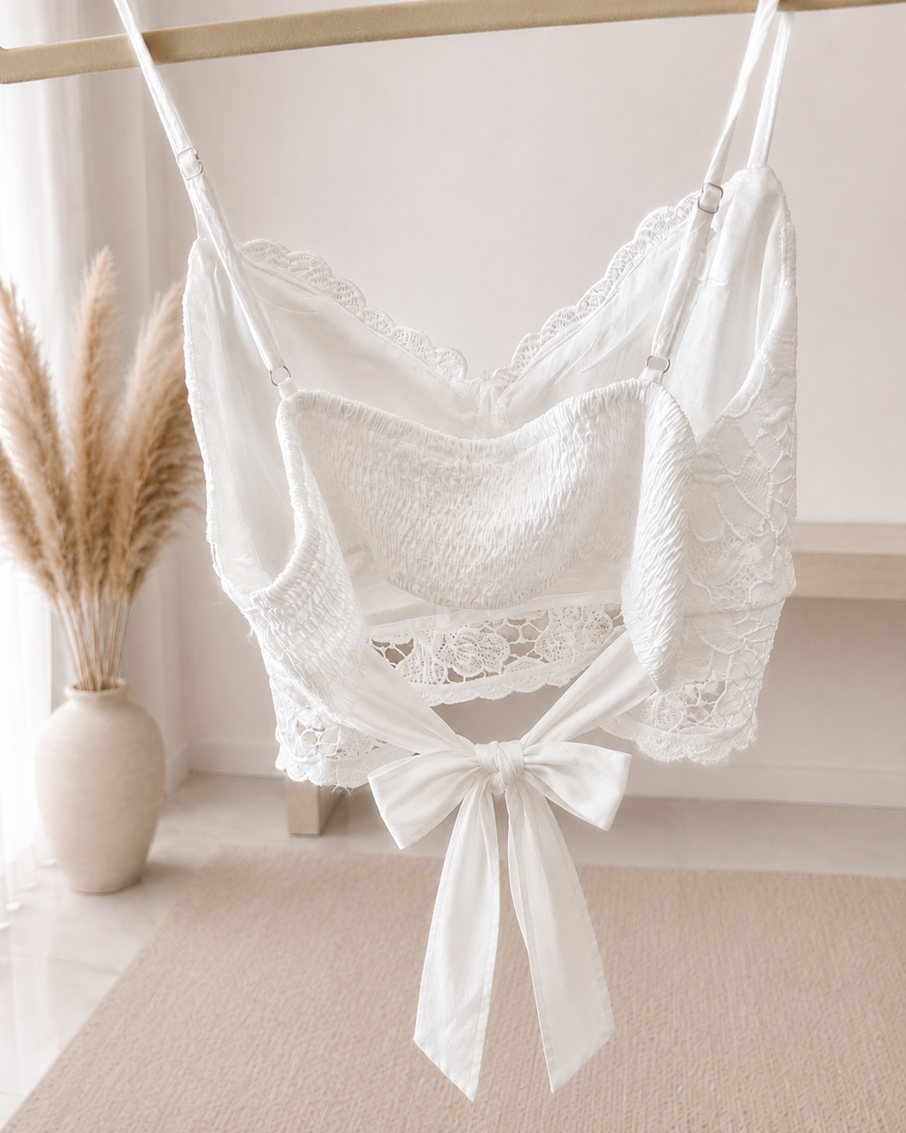 Détail du dos élastiqué et du nœud à nouer du top de l'Ensemble Bohème blanc